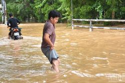Một th&aacute;ng 5 lần ngập khu d&acirc;n cư ven s&ocirc;ng Bu&ocirc;ng