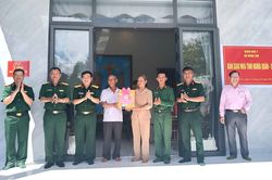 Bàn giao nhà tình nghĩa tặng gia đình quân nhân khó khăn