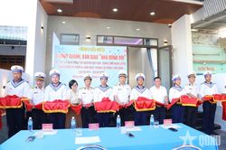 V&ugrave;ng 4 Hải qu&acirc;n b&agrave;n giao 2 nh&agrave; đồng đội tặng qu&acirc;n nh&acirc;n