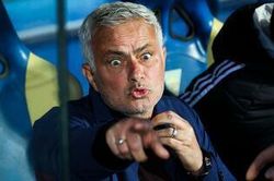 TFF đ&igrave;nh chỉ 147 quan chức b&oacute;ng đ&aacute; theo chỉ điểm của HLV Mourinho?