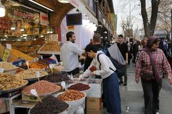 Iran chịu sức &eacute;p kinh tế, cảnh b&aacute;o đ&aacute;p trả Mỹ v&agrave; kh&ocirc;ng nhượng bộ tại Hormuz