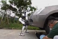 Robot 'huyền thoại kungfu' dùng tay nâng ô tô, pin tận 8 tiếng