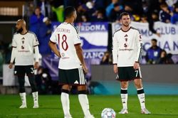 Man Utd thua mất mặt trước 'đội b&oacute;ng t&iacute; hon'