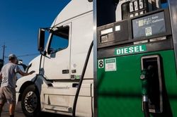 Từ mua dầu diesel của Nga đến c&aacute;c g&oacute;i hỗ trợ: Mỹ kh&ocirc;ng c&oacute; 'vi&ecirc;n đạn bạc' để giảm gi&aacute; nhi&ecirc;n liệu?