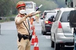 Lưu &yacute; người d&acirc;n lưu th&ocirc;ng quanh khu vực thi c&ocirc;ng cầu Tứ Li&ecirc;n, H&agrave; Nội