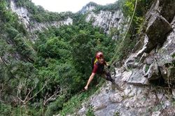 Bí ẩn hố sụt 'khổng lồ' sâu 120m giữa di sản Phong Nha - Kẻ Bàng