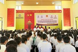 Gần 500 học sinh Quảng Trị dự phi&ecirc;n t&ograve;a giả định về bạo lực học đường