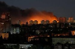 T&ecirc;n lửa dội xuống Kiev, m&aacute;y bay kh&ocirc;ng người l&aacute;i bủa v&acirc;y M&aacute;txcơva bất chấp t&iacute;n hiệu h&ograve;a b&igrave;nh