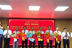 C&ocirc;ng bố quyết định của Ban B&iacute; thư Trung ương Đảng v&agrave; Ban Thường vụ Tỉnh uỷ C&agrave; Mau về c&ocirc;ng t&aacute;c c&aacute;n bộ