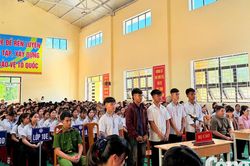Hơn 450 học sinh chứng kiến hậu quả của bạo lực qua phi&ecirc;n t&ograve;a giả định