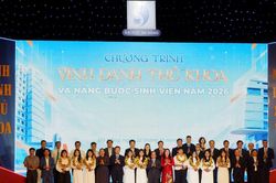 Đại học Đ&agrave; Nẵng vinh danh thủ khoa, trao học bổng n&acirc;ng bước sinh vi&ecirc;n