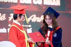 Tỷ lệ sinh viên tốt nghiệp giỏi, xuất sắc tăng cao, nhà trường liệu có 'vô can'?