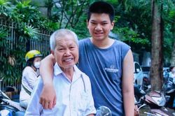 Nam sinh từng được bố 80 tuổi đưa đi thi lớp 10 thành thủ khoa học sinh giỏi Hà Nội