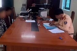 Nam thiếu niên đi xe máy buông hai tay 'múa quạt' trên quốc lộ
