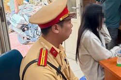 C&ocirc; g&aacute;i h&agrave;nh động lạ b&ecirc;n lan can cầu, Đại &uacute;y CSGT H&agrave; Nội nhanh ch&oacute;ng tiếp cận