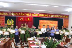 Khen thưởng th&agrave;nh t&iacute;ch triệt ph&aacute; đường d&acirc;y ma t&uacute;y li&ecirc;n tỉnh, bắt giữ 151 đối tượng