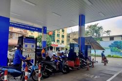 Gi&aacute; xăng giảm hơn 1.800 đồng/l&iacute;t