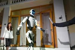Đập cửa ô tô, tước dao của kẻ đột nhập, Robot Trung Quốc có gì đáng gờm?