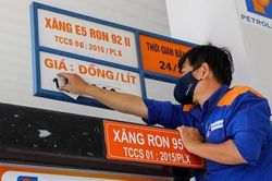 Gi&aacute; xăng giảm mạnh hơn 1.800 đồng/l&iacute;t từ 15 giờ ng&agrave;y 22/10