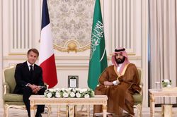 Ph&aacute;p s&aacute;t c&aacute;nh c&ugrave;ng Saudi Arabia trước sức &eacute;p an ninh v&agrave; năng lượng