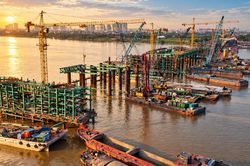Nhiều dự &aacute;n cầu qua s&ocirc;ng Hồng đạt tiến độ x&acirc;y lắp tr&ecirc;n 30%
