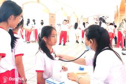 Đẩy nhanh tiến độ kh&aacute;m sức khỏe cho học sinh