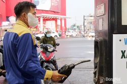 Gi&aacute; xăng tiếp tục giảm, gi&aacute; dầu tăng