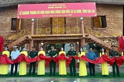Binh đo&agrave;n 15 b&agrave;n giao nh&agrave; r&ocirc;ng văn h&oacute;a v&agrave; c&ocirc;ng tr&igrave;nh &ldquo;Sao s&aacute;ng bu&ocirc;n l&agrave;ng&rdquo;