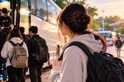 Sinh vi&ecirc;n bị xe kh&aacute;ch chở đến gần bi&ecirc;n giới Campuchia: Trường ph&aacute;t cảnh b&aacute;o khẩn
