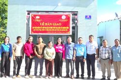 B&agrave;n giao 2 căn nh&agrave; Đại đo&agrave;n kết cho c&aacute;c hộ c&oacute; ho&agrave;n cảnh kh&oacute; khăn ở x&atilde; Kh&aacute;nh Vĩnh