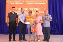 Trao 10 triệu đồng hỗ trợ gia đ&igrave;nh nạn nh&acirc;n chất độc da cam ở x&atilde; Đ&ocirc;ng Kh&aacute;nh Sơn