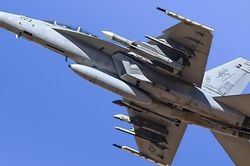 Tiêm kích F/A-18F Super Hornet mang đồng thời hai loại tên lửa tầm xa AIM-174B và AIM-260A