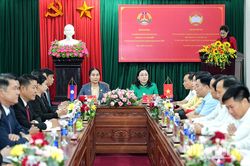 Ban Thường trực Ủy ban MTTQ Việt Nam tỉnh đ&oacute;n tiếp v&agrave; l&agrave;m việc với Đo&agrave;n c&aacute;n bộ Mặt trận L&agrave;o đến nghi&ecirc;n cứu thực tế tại tỉnh Ninh B&igrave;nh