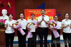 Bảo đảm 'chất' v&agrave; 'lượng' trong kết nạp đảng vi&ecirc;n mới