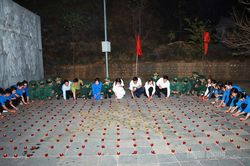 Lễ thắp nến tri &acirc;n c&aacute;c Anh h&ugrave;ng Thanh ni&ecirc;n xung phong tại x&atilde; Đồng Văn