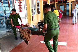 C&ocirc;ng an x&atilde; Th&ocirc;ng Nguy&ecirc;n hỗ trợ đưa người d&acirc;n đi cấp cứu