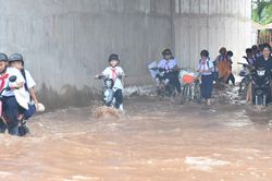 Người d&acirc;n ven s&ocirc;ng Bu&ocirc;ng lại khốn khổ v&igrave; 6 tuần hứng 6 trận ngập