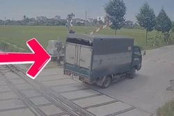 Bắc Ninh: Phạt nặng t&agrave;i xế &ocirc; t&ocirc; vượt đ&egrave;n đỏ, l&agrave;m hỏng g&aacute;c chắn t&agrave;u