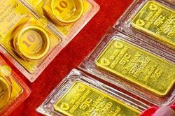 Gi&aacute; v&agrave;ng trong nước tiếp tục đi xuống, giao dịch quanh 142 triệu đồng/lượng