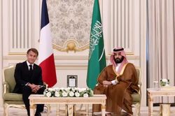 Tổng thống Ph&aacute;p bất ngờ đến thăm Arab Saudi