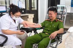 Đại &uacute;y C&ocirc;ng an hiến m&aacute;u hỗ trợ bệnh nh&acirc;n phẫu thuật