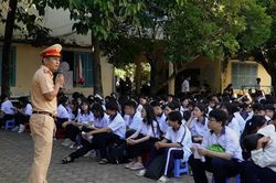 N&acirc;ng cao &yacute; thức ph&aacute;p luật, x&acirc;y dựng văn h&oacute;a giao th&ocirc;ng cho học sinh