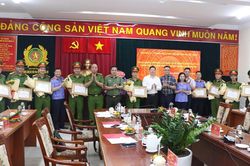 Khen thưởng th&agrave;nh t&iacute;ch triệt ph&aacute; đường d&acirc;y ma t&uacute;y li&ecirc;n tỉnh, bắt giữ 151 đối tượng