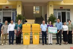 Hiệp hội Du lịch tỉnh tặng th&ugrave;ng r&aacute;c chuy&ecirc;n dụng cho c&aacute;c điểm du lịch