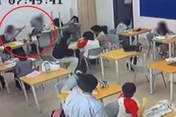 Bắt giữ nam sinh 16 tuổi d&ugrave;ng r&igrave;u tấn c&ocirc;ng gi&aacute;o vi&ecirc;n ở Malaysia: Đoạn video d&agrave;i 12 ph&uacute;t 6 gi&acirc;y ghi lại g&igrave;?