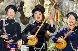 Tạp ch&iacute; Điện tử v&agrave; Ứng dụng đến Cao Bằng, hưởng ứng lời k&ecirc;u gọi chung tay ph&aacute;t triển du lịch