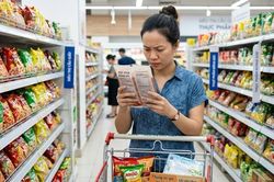 Ngại đọc nh&atilde;n dinh dưỡng v&igrave; 'mất cả tiếng', ng&atilde; ngửa khi cơ thể thừa đường, muối