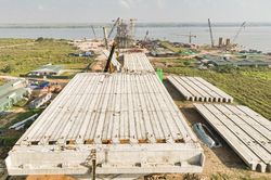 Những phiến dầm đầu tiên lắp đặt tại siêu cầu gần 10.000 tỷ đồng qua sông Hồng