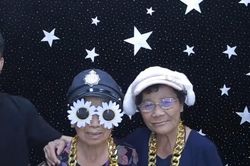 Biểu cảm hài hước của 2 bà cụ lần đầu được cháu đưa đi chụp photobooth