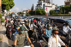 Rào chắn thi công cầu Tứ Liên, dòng xe chôn chân trên đường Nghi Tàm - Âu Cơ